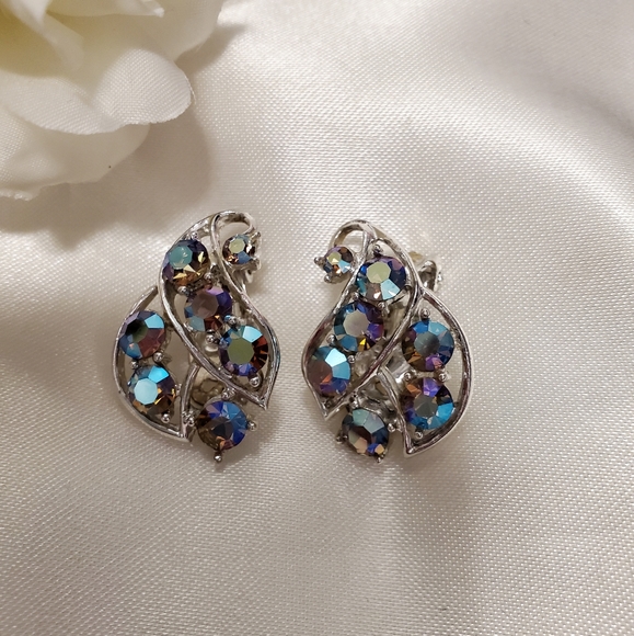Beautiful Vintage Earrings Blue Aurora Borelis ~ Gold Tone~ Vintage Jewelry - Picture 8 of 10
